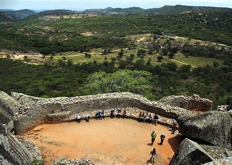 「グレート・ジンバブエ遺跡の建設」: 南アフリカの古代王国における壮大な建築と権力の実現